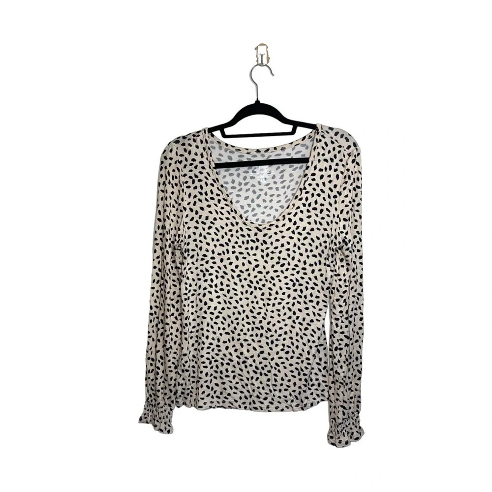 Maurices 24/7 Cream & Black Dot Animal Print V-neck Tee Xsmall Women’s